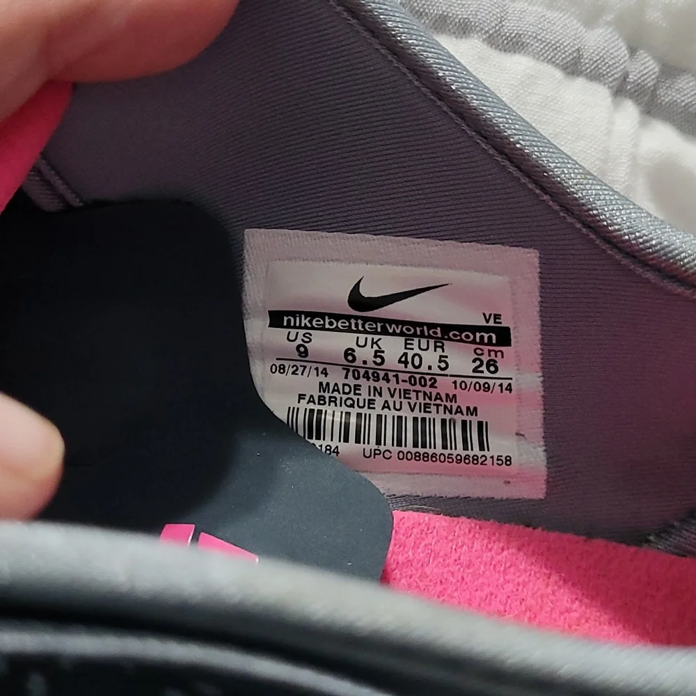 🎉HP🎉Nike DF TR3 shoes. Size 9. Dark gray/pink. - Picture 4 of 4